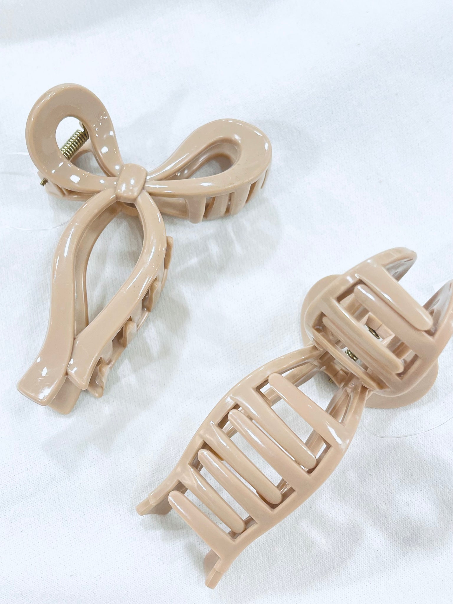 “Bow Era” (tan)  claw clip