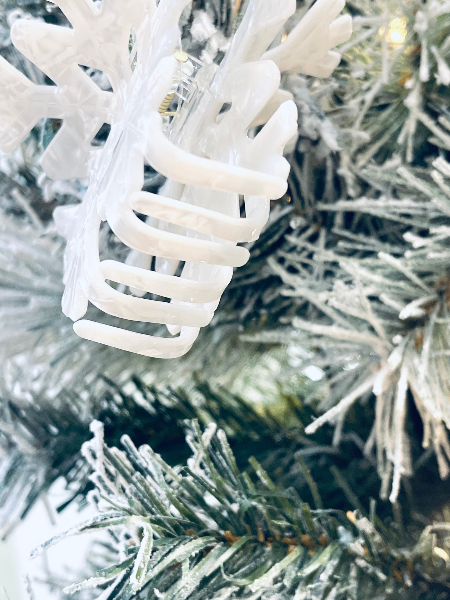 "Snowfall Sparkle" claw-clip