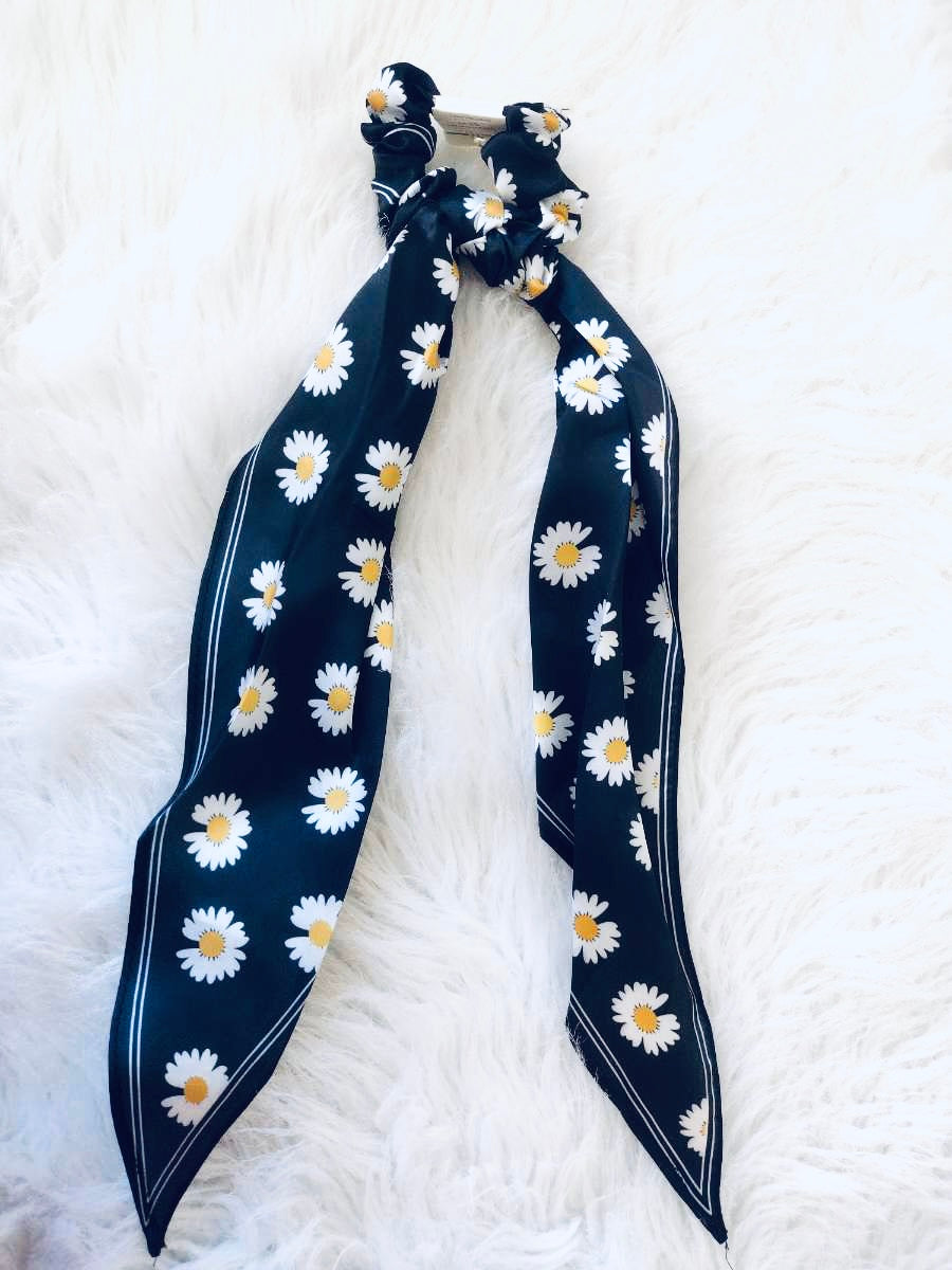 Daisys on Navy scrunchie scarf